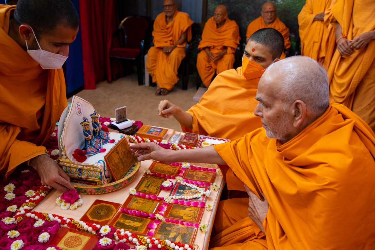 Swamishri adjusts a murti of Shri Akshar-Purushottam Maharaj