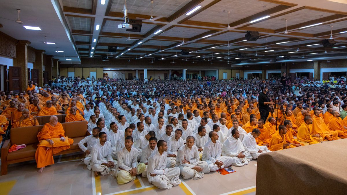 Sadhus, parshads and devotees during the assembly