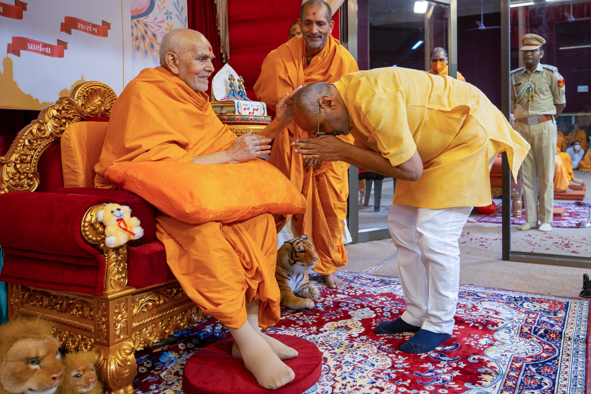 Swamishri blesses Shri C.P. Radhakrishna
