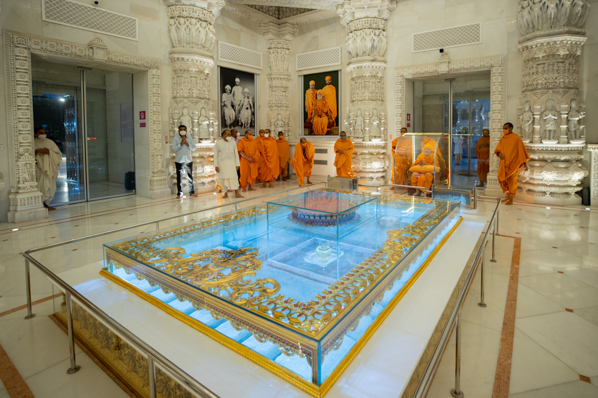 Swamishri engrossed in darshan in the Pramukh Swami Maharaj Smruti Mandir