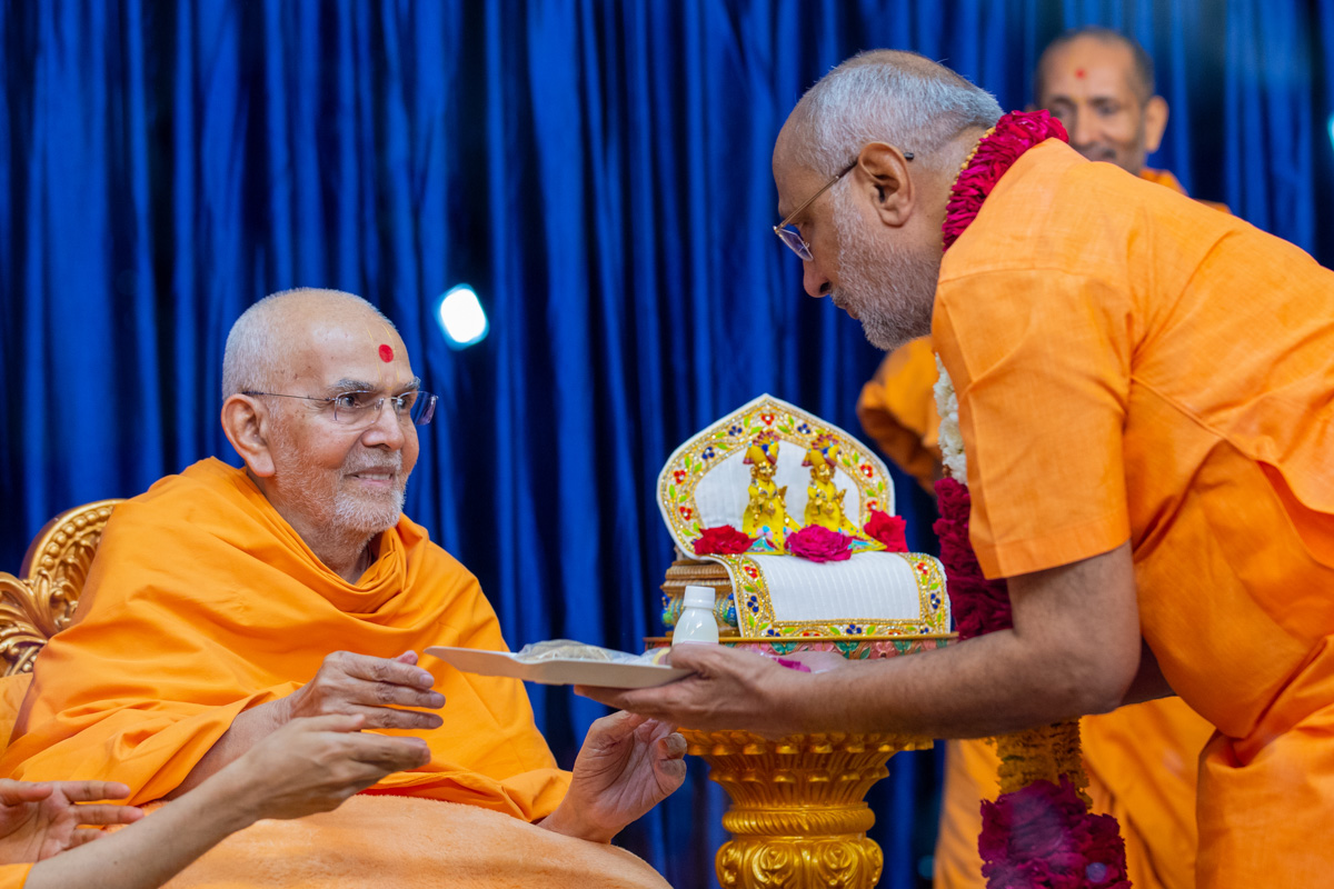 Swamishri blesses Shri C.P. Radhakrishna