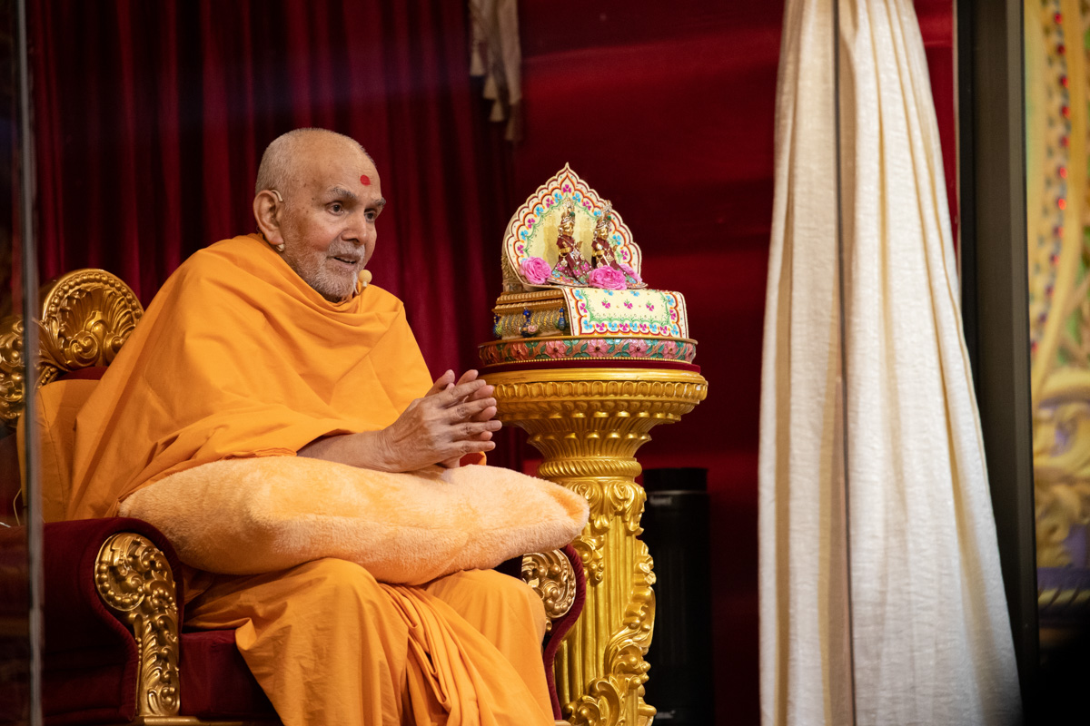 Swamishri blesses the sant shibir in the evening