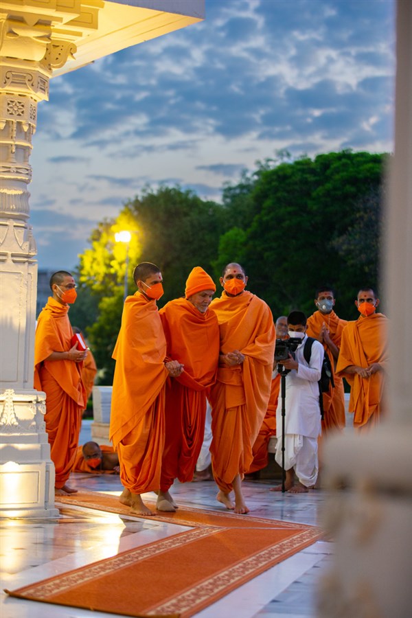 Swamishri in the smruti mandir pradakshina
