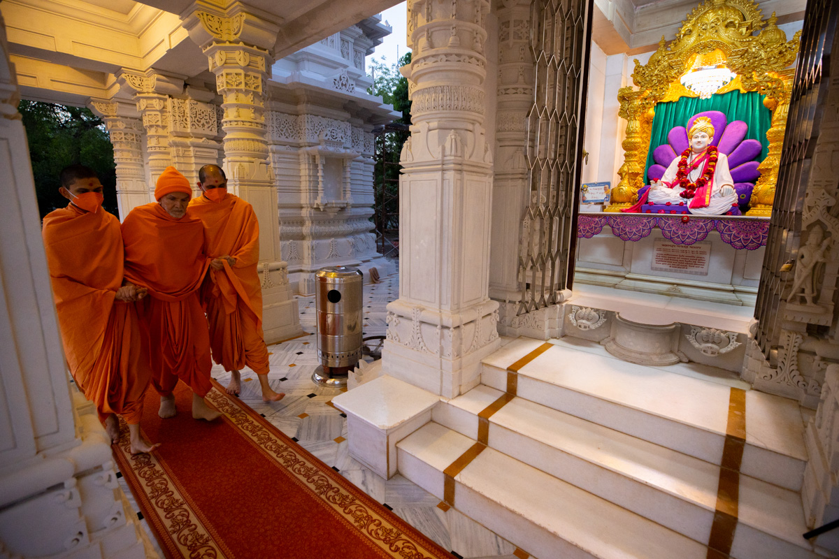 Swamishri arrives for darshan of Brahmaswarup Bhagatji Maharaj