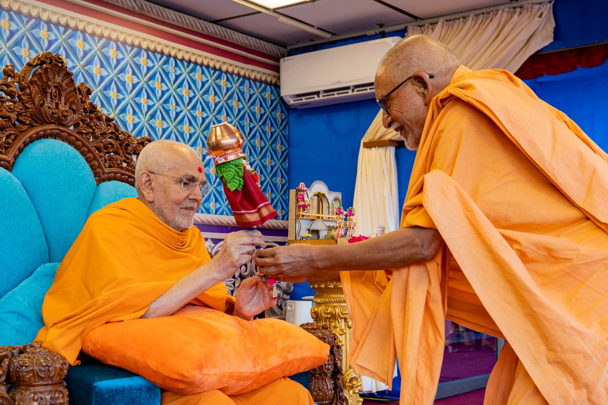 Pujya Bhaktipriya Swami (Kothari Swami) presents a Gudi on the first day of Chaitra, the traditional new year for Marathi and Konkani Hindus