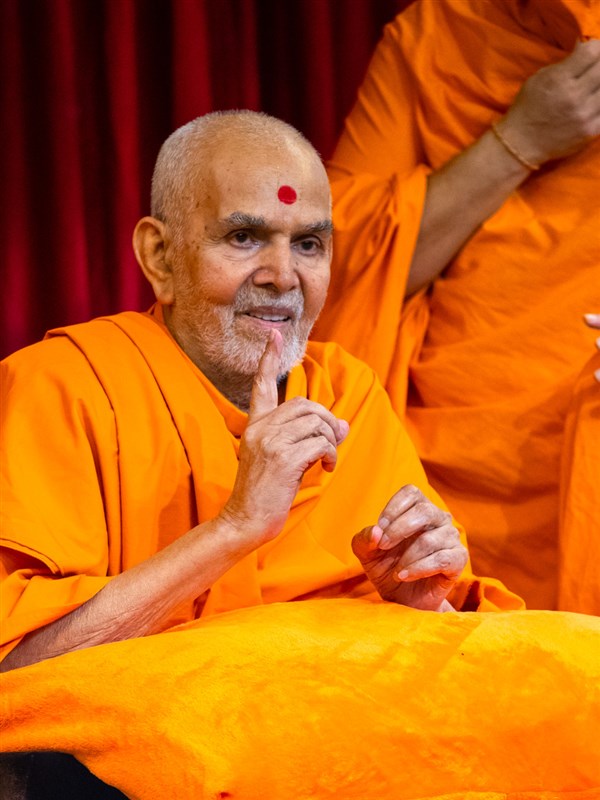 Swamishri in conversation during the sant shibir in the morning