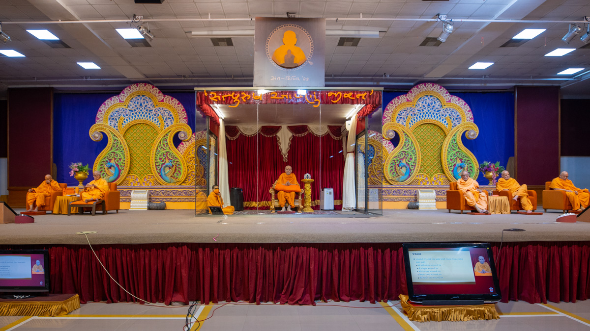 Swamishri and senior sadhus on the stage during the sant shibir in the evening