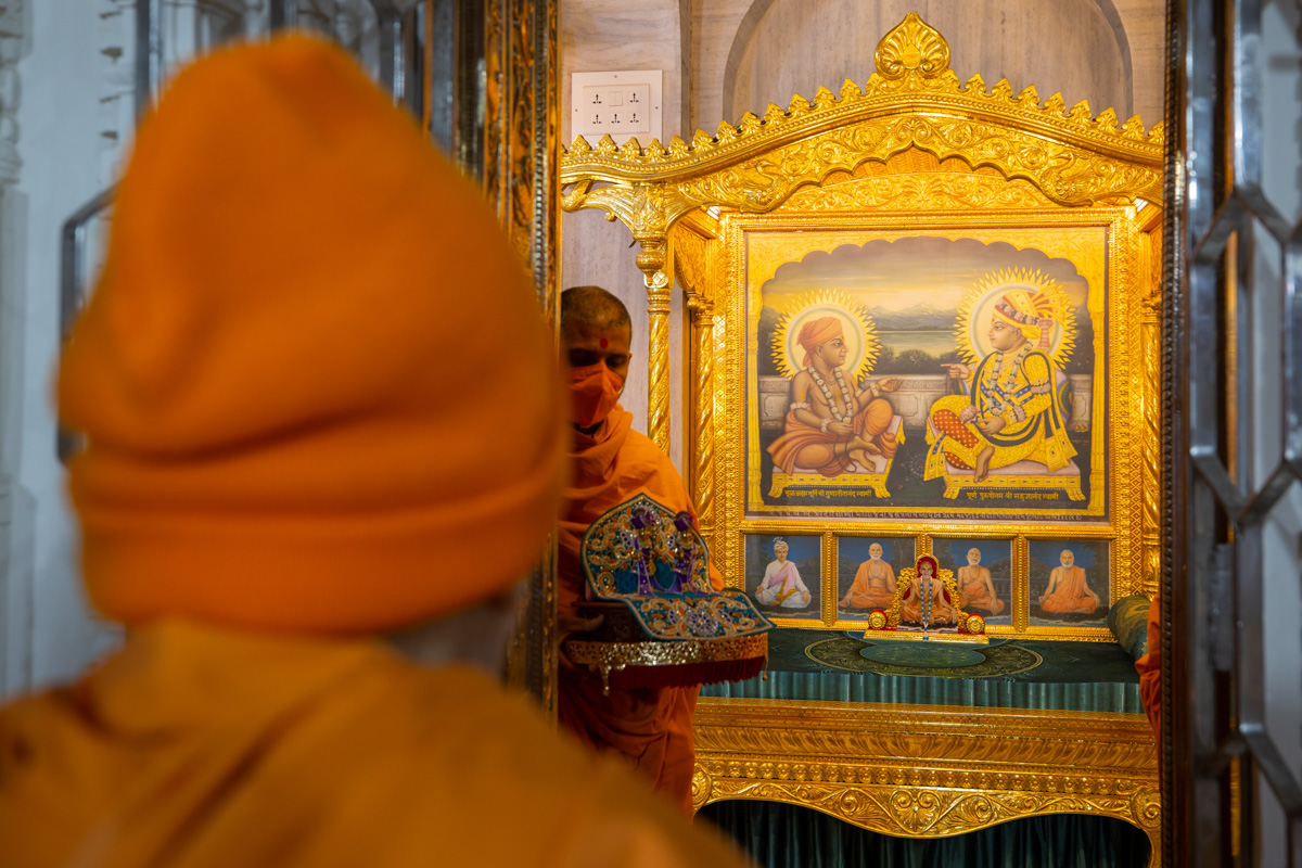 Swamishri engrossed in darshan of Shri Sukhshaiya