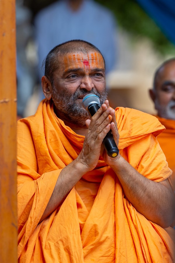 Krishnapriya Swami presents before Swamishri during the sant shibir in the morning