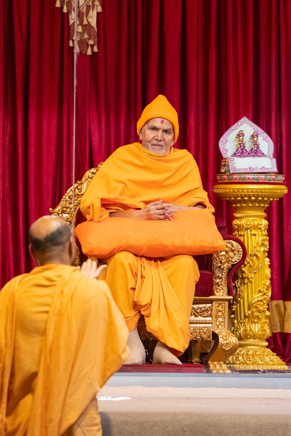 A sadhu presents before Swamishri