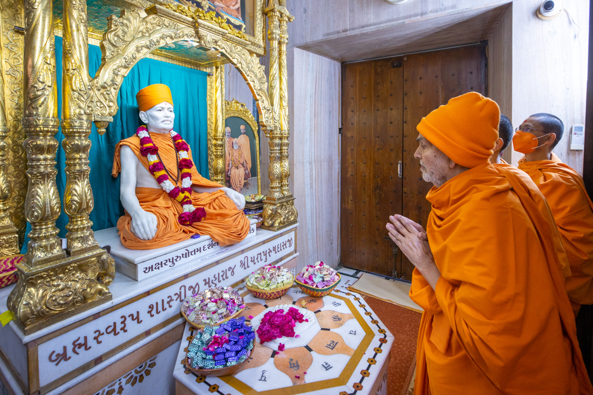 Swamishri engrossed in darshan of Brahmaswarup Shastriji Maharaj in the Yagnapurush Smruti Mandir