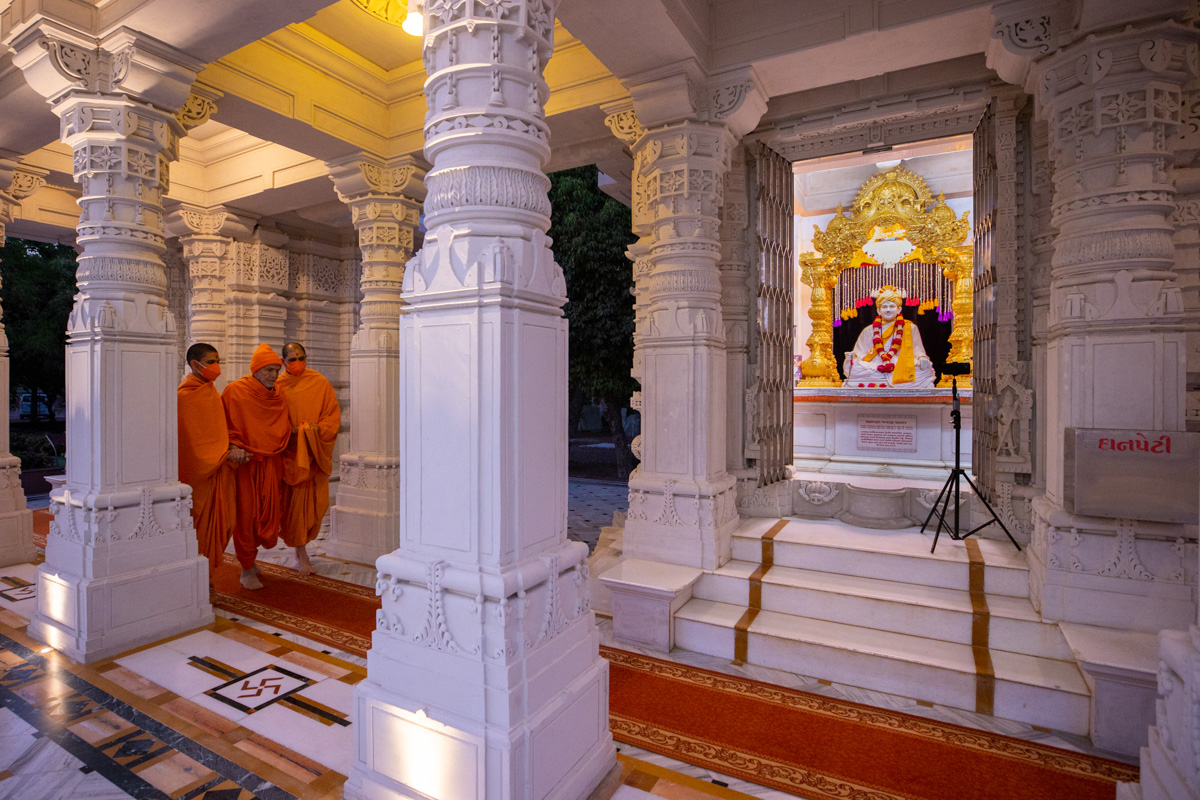 Swamishri arrives for darshan of Brahmaswarup Bhagatji Maharaj