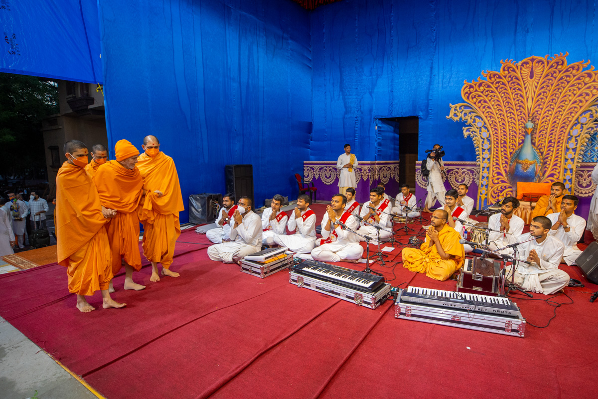 Swamishri arrives in the assembly hall