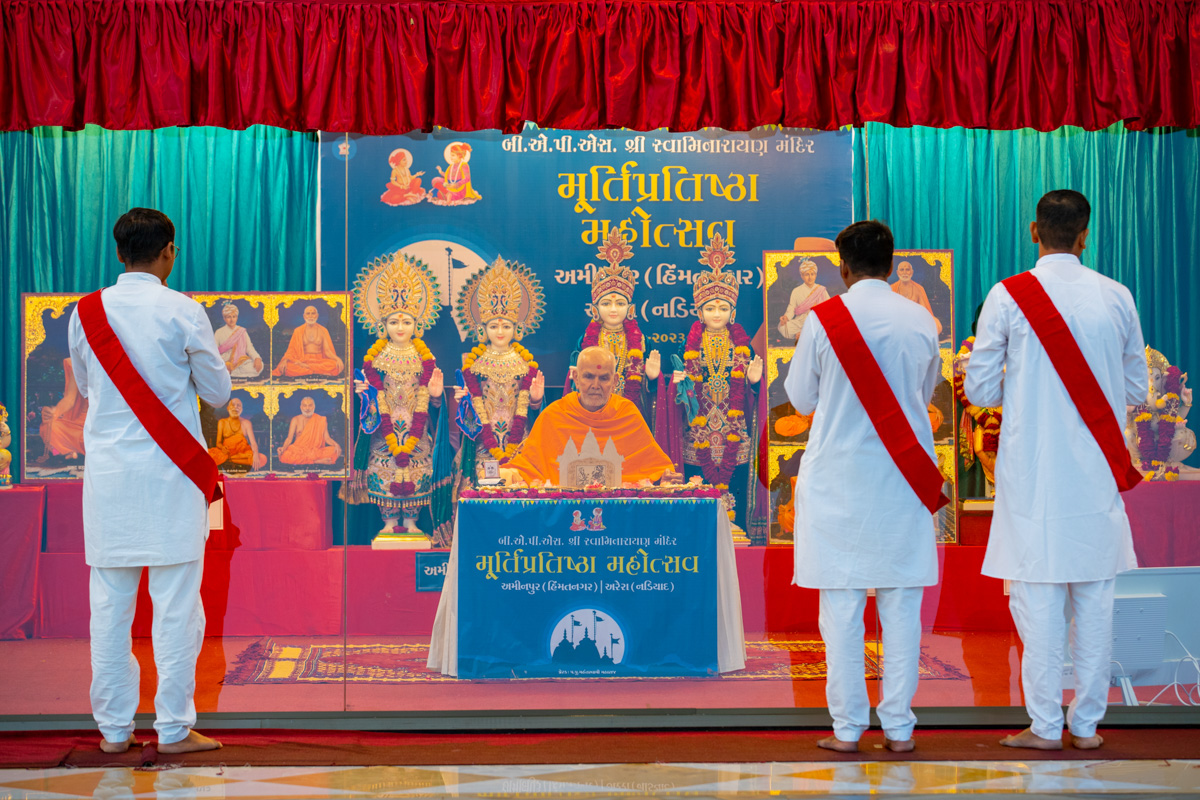 Youths of the Yuva Talim Kendra, Sarangpur, recite scriptural passages in Swamishri's puja