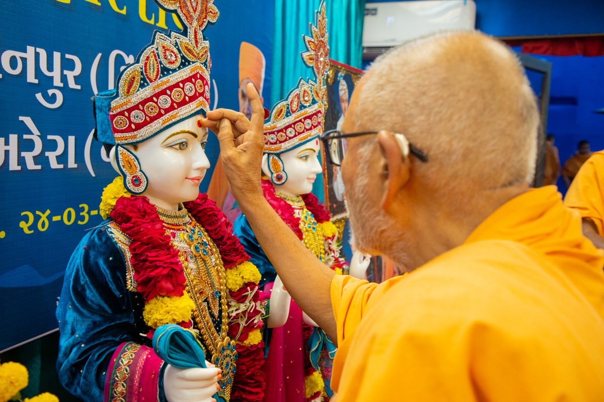 Pujya Bhaktipriya Swami (Pujya Kothari Swami) performs pujan of the murtis