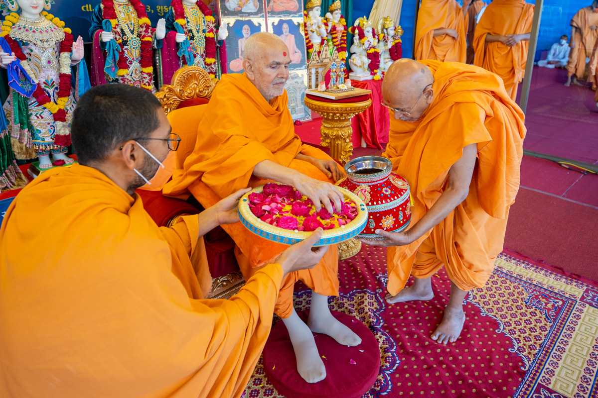 Swamishri sanctifies a pot of sweets