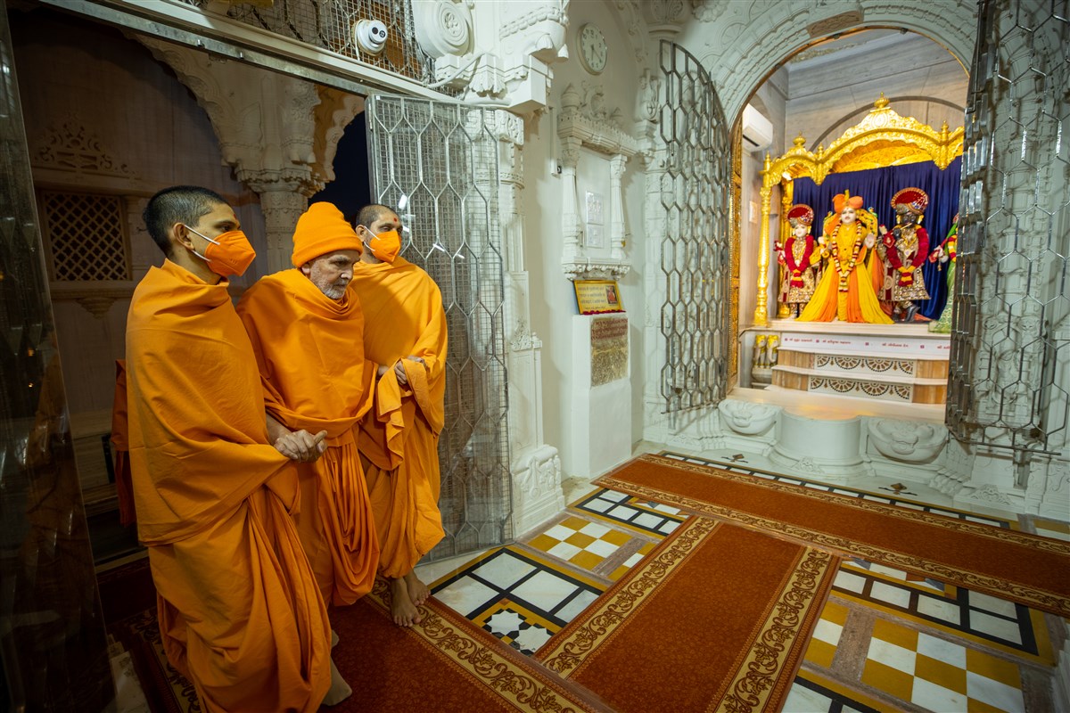 Swamishri arrives for darshan