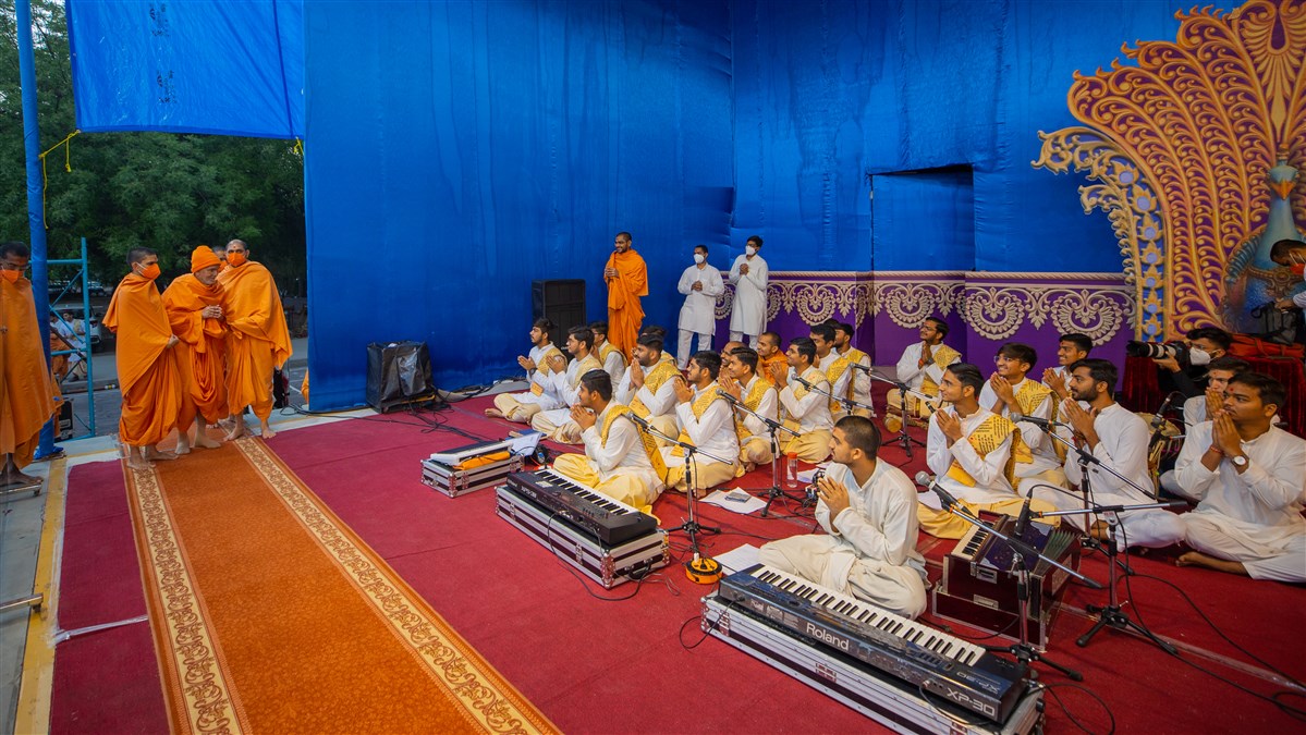 Students of BAPS Swaminarayan Sanskrit Mahavidyalay (SSMV) doing darshan of Swamishri