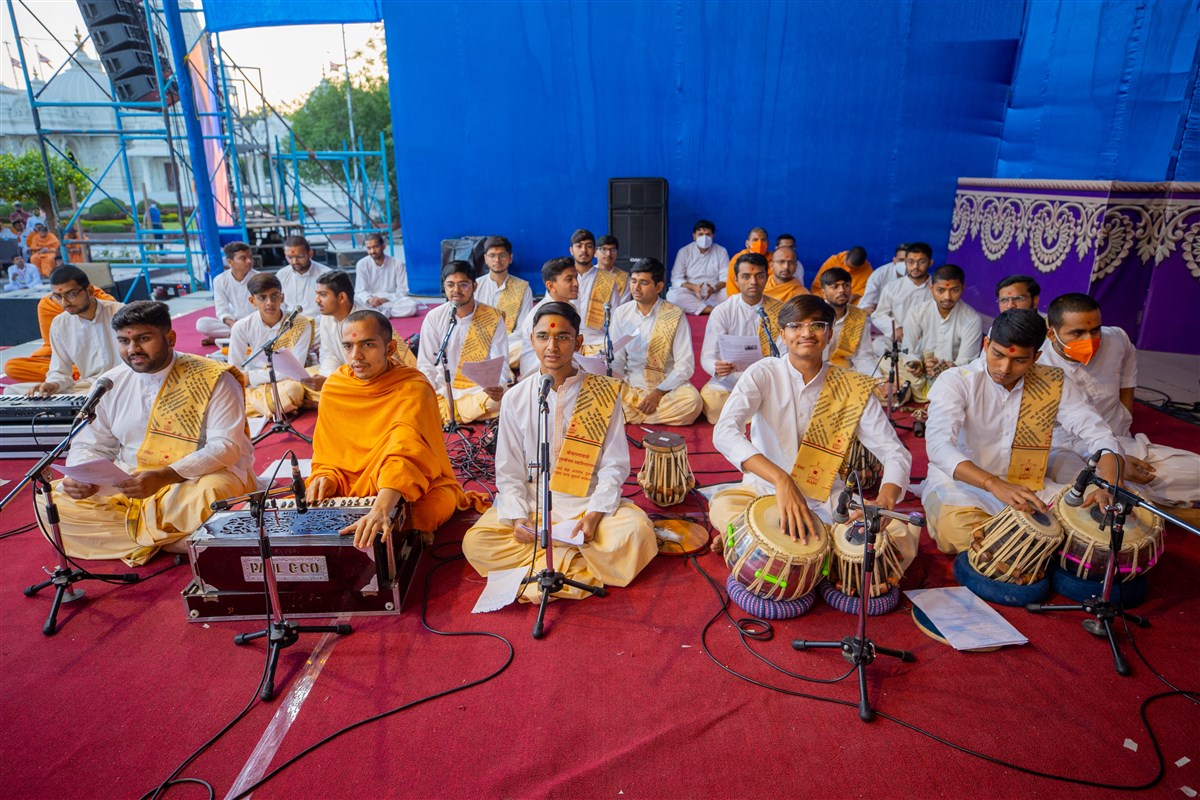 SSMV students sing kirtans in Swamishri's morning puja