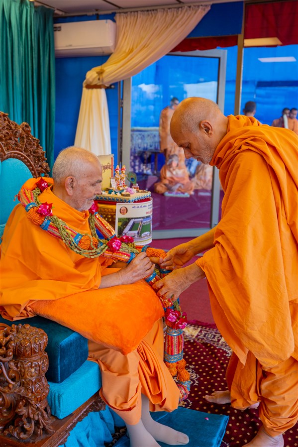 Pujya Viveksagar Swami honor Swamishri with a garland