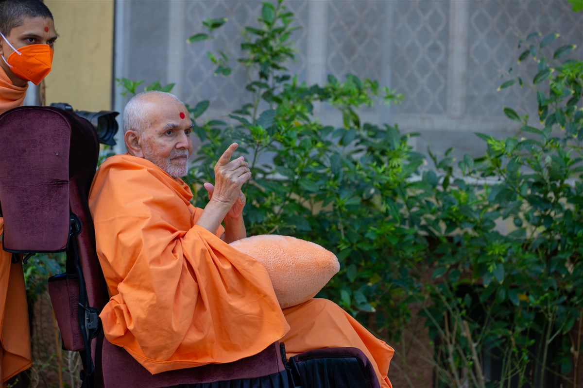 Swamishri blesses all 