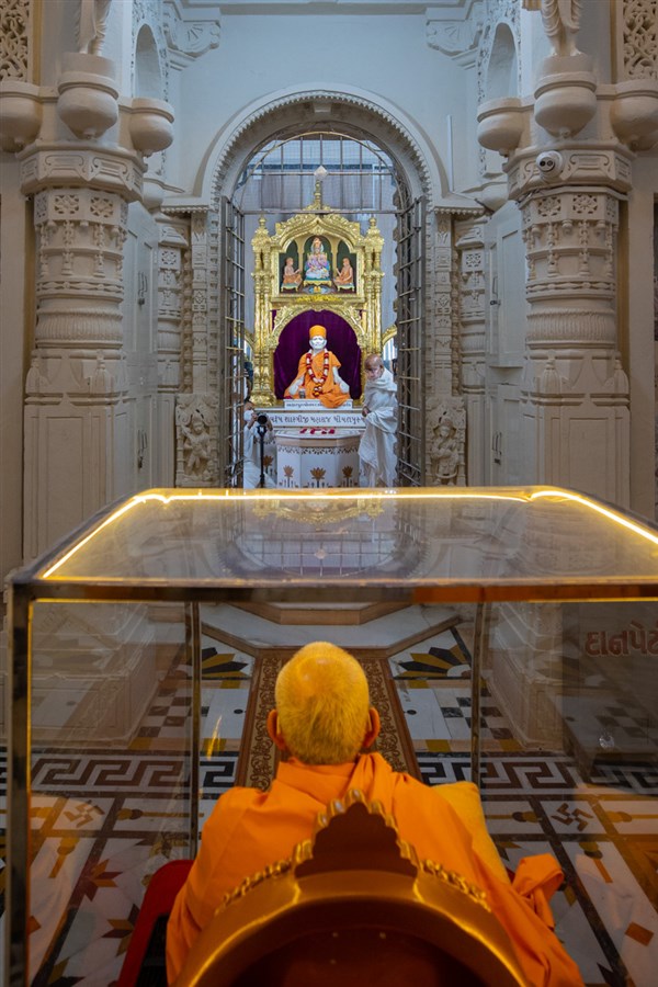 Swamishri engrossed in darshan at the Yagnapurush Smruti Mandir