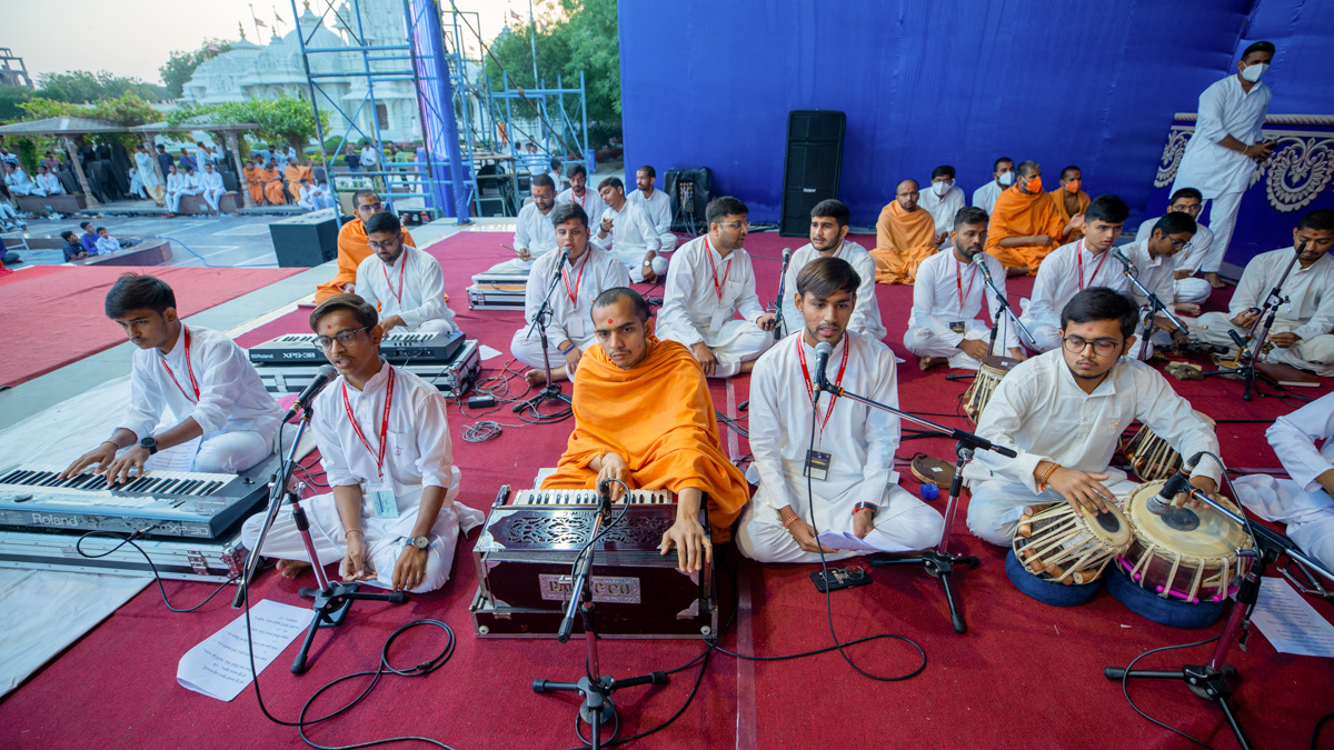 Former students of BAPS Swaminarayan Vidyamandir, Sarangpur, sing kirtans in Swamishri's morning puja