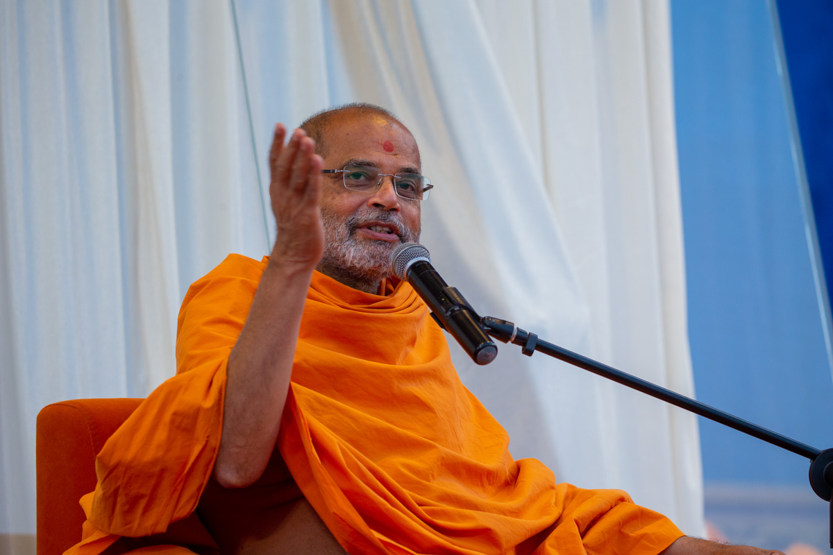 Gnaneshwar Swami addresses the assembly