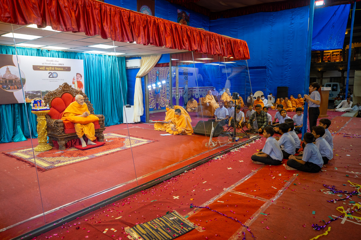 Students in conversation with Swamishri