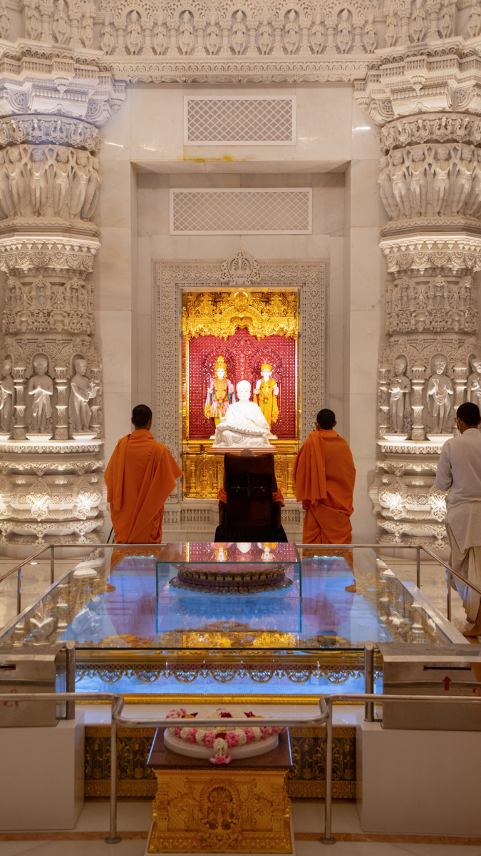 Swamishri engrossed in darshan of Shri Akshar-Purushottam Maharaj and Brahmaswarup Pramukh Swami Maharaj