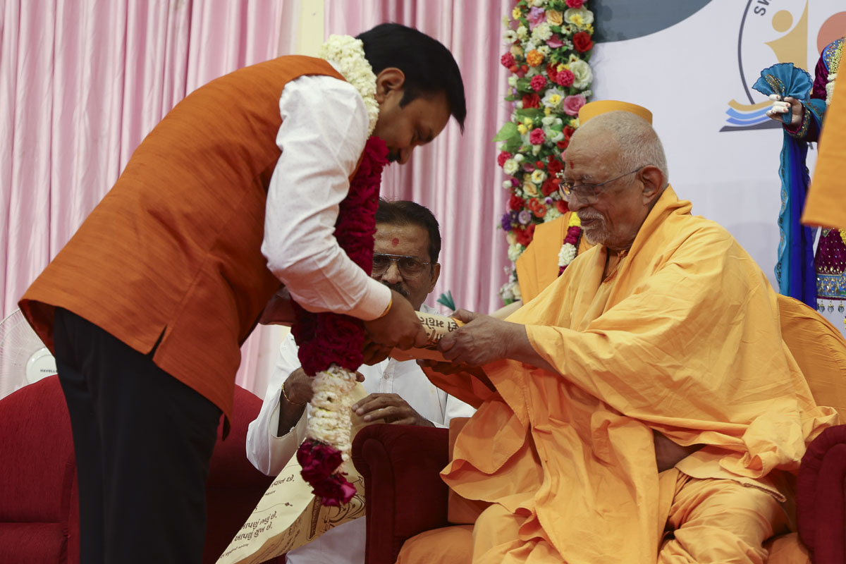 Pujya Swayamprakash Swami (Doctor Swami) presents a memento to Dr. Vijay Srivastava, Vice Chancellor of the Maharaja Sayajirao University