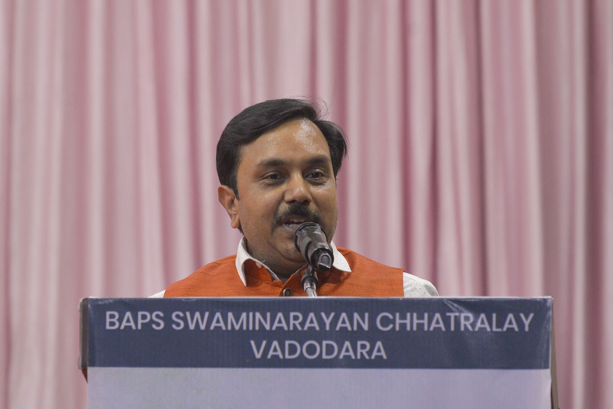 Dr. Vijay Srivastava addresses the assembly