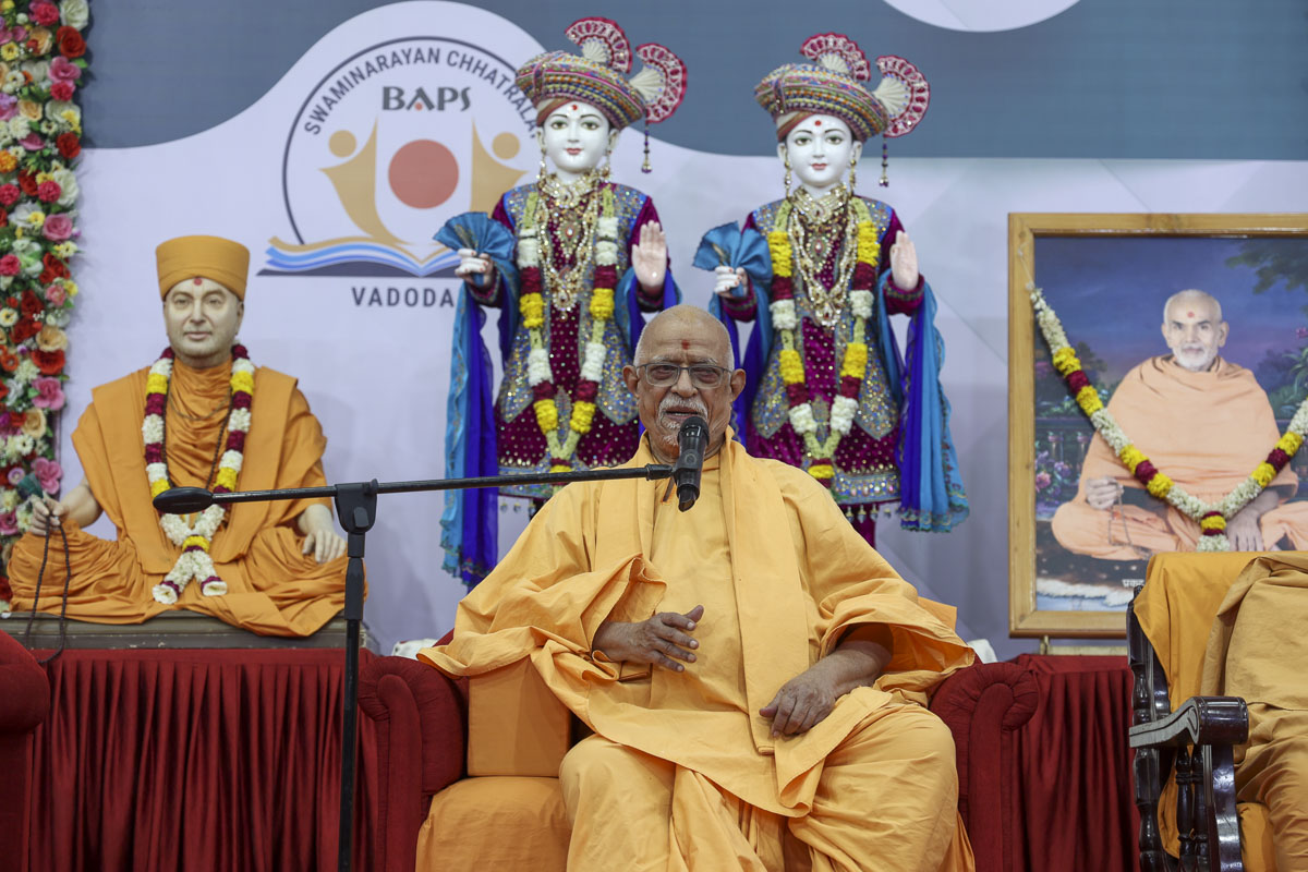 Pujya Doctor Swami addresses the assembly