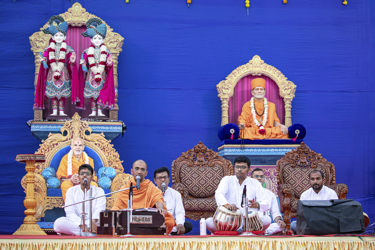 A sadhus sings a kirtan in the evening assembly
