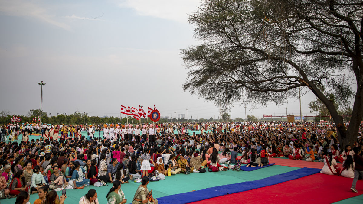 Devotees doing darshan of Shri Akshar-Purushottam Maharaj