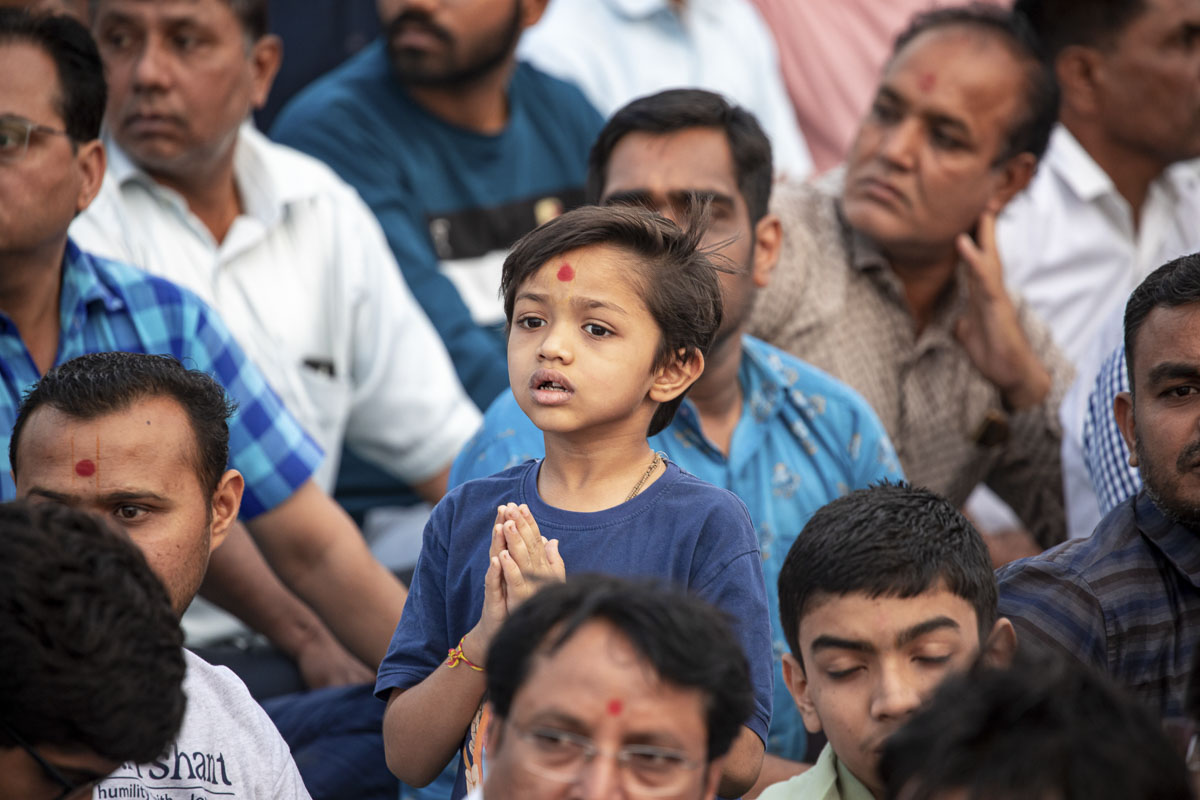 Devotees doing darshan of Shri Akshar-Purushottam Maharaj