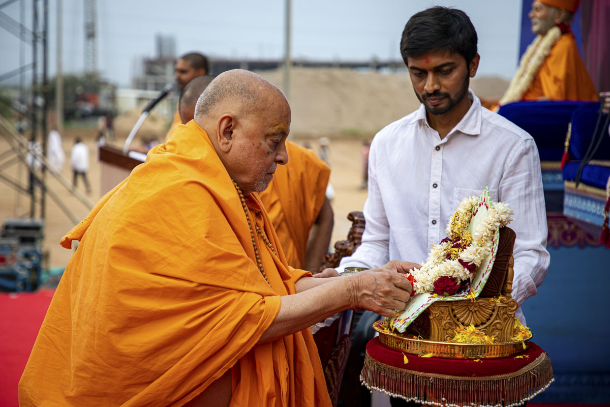 Pujya Ishwarcharan Swami honors Shri Akshar-Purushottam Maharaj with a garland