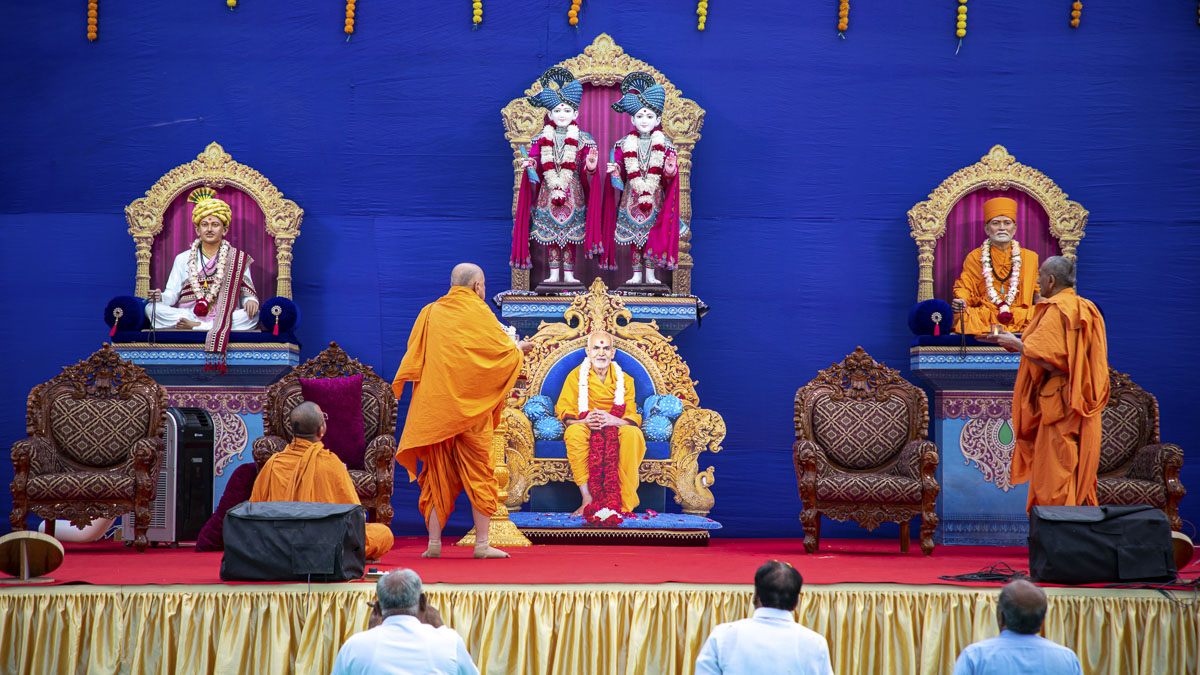 Pujya Ishwarcharan Swami and Uttamprakash Swami perform the arti