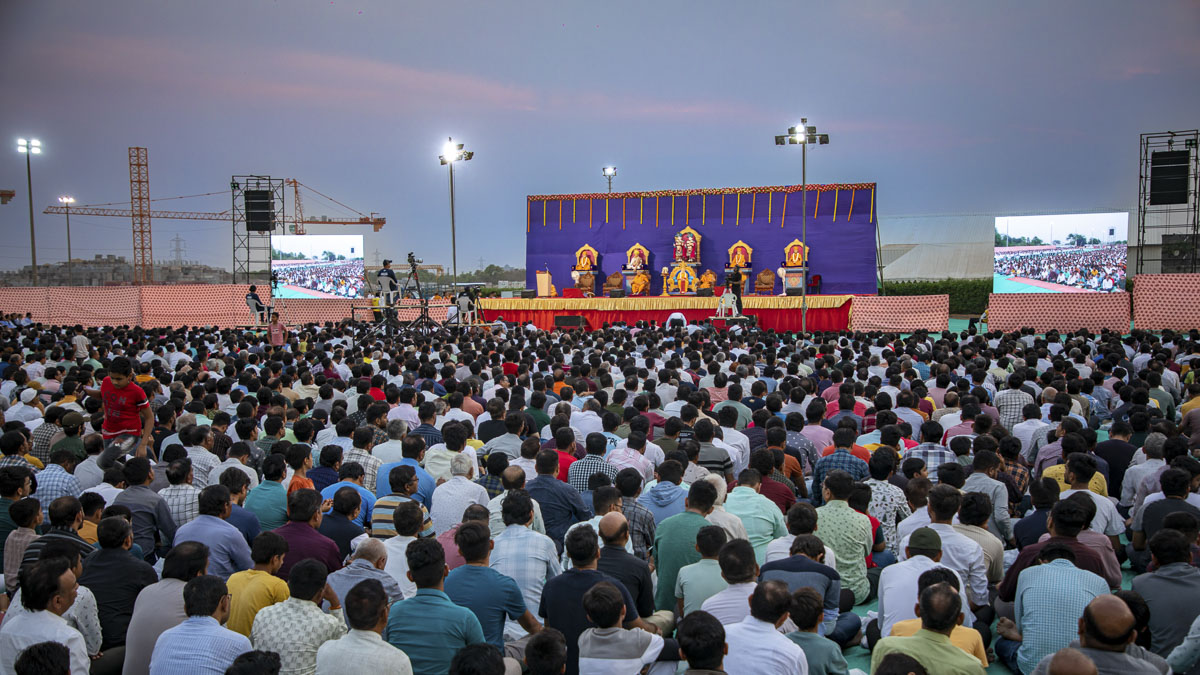 Devotees during the assembly