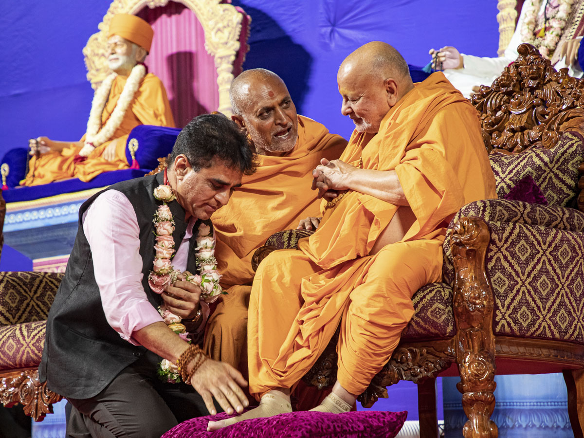An invited guest doing darshan of Pujya Ishwarcharan Swami