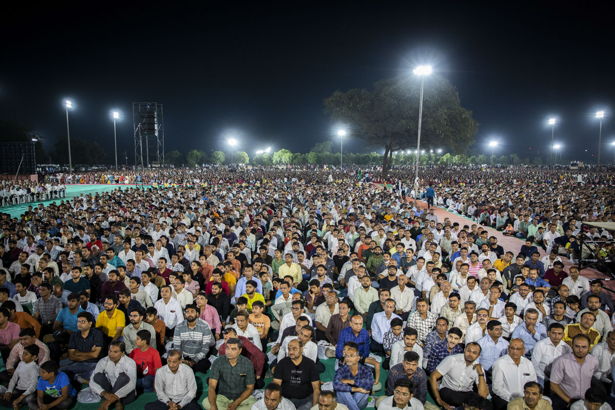 Devotees during the assembly