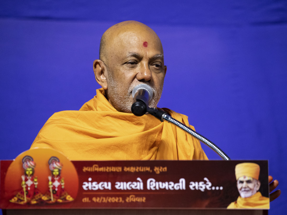 Shrijiswarup Swami addresses the assembly