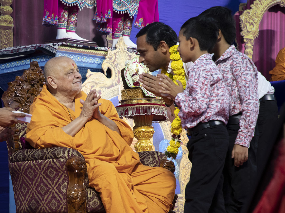 Devotees doing darshan Pujya Ishwarcharan Swami