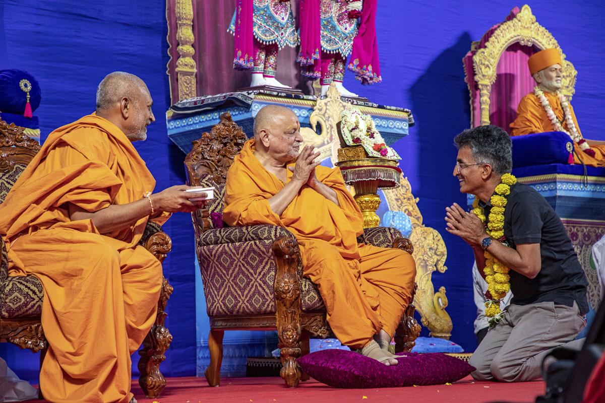 A devotee doing darshan of Pujya Ishwarcharan Swami
