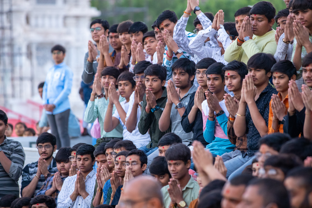 Students doing darshan of Swamishri