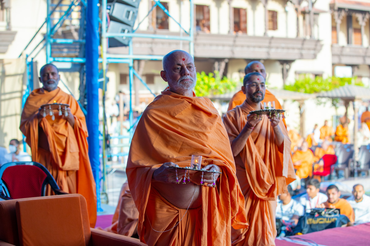 Pujya Viveksagar Swami and sadhus perform the arti