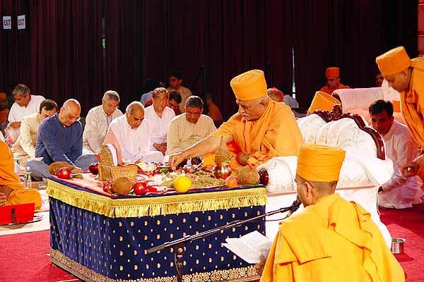 Pujya Doctor Swami performs the poojan 