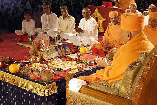 Swamishri performs the mantra pushpanjali 