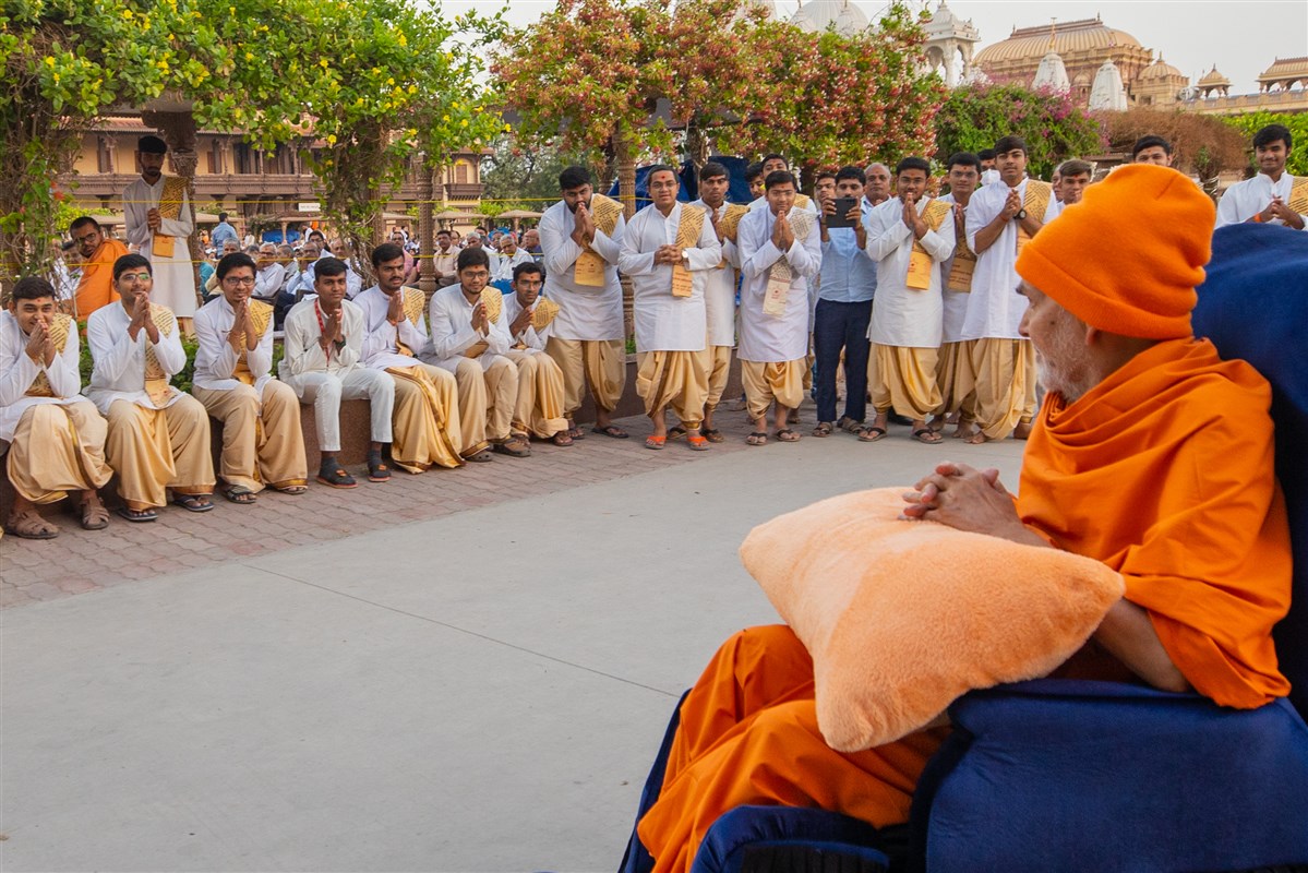Students of the Swaminarayan Sanskrit Mahavidayalay, Sarangpur, doing darshan of Swamishri