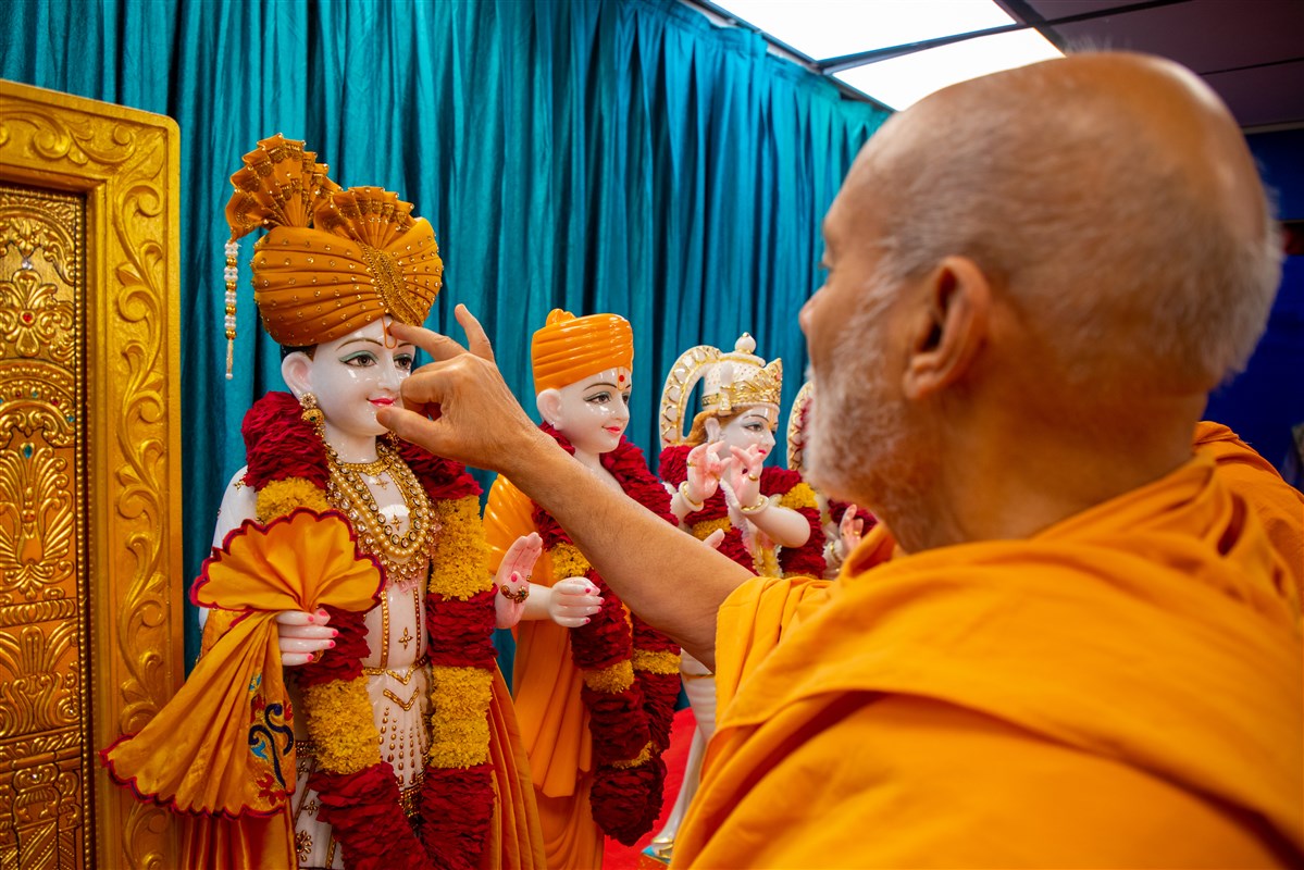 Pujya Viveksagar Swami performs pujan of the murtis